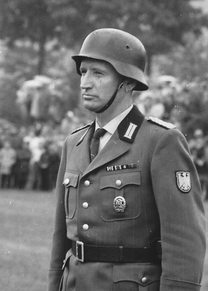 форма бундесвера 1960. разговор офицеров фрг. проблемы офицер. офицеры offiziere гдр. офицер бундесвера германии.